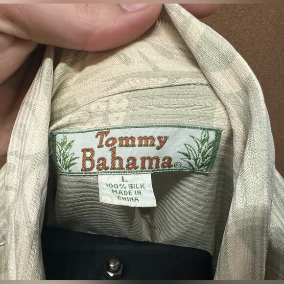 Tommy Bahama Men’s 100% Silk Short Sleeve Button- Size Large Floral Print - Picture 3 of 4